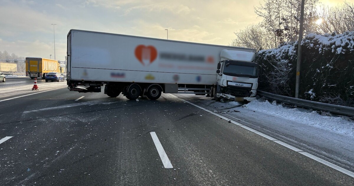 Sneeuw blijft voor overlast zorgen: hele dag geen bussen in regio Woerden, ongelukken op A12