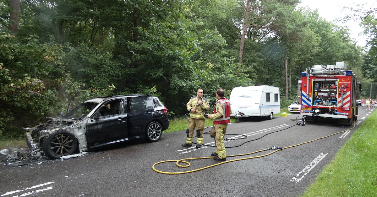 Auto uitgebrand op de Spieregerweg in Dwingeloo, caravan gered