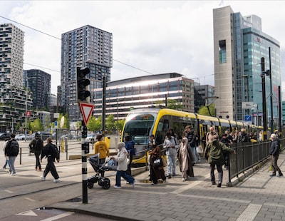 Dronkenlap wordt door agenten van tramrails gehaald
