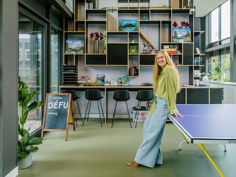 Jennifer Leijendekkers woont in een wooncomplex met een sociale insteek.