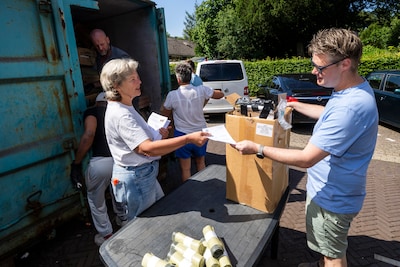 Samen koffie drinken bij de papiercontainer en een kort lijntje met de wethouder: dát is Rozendalers