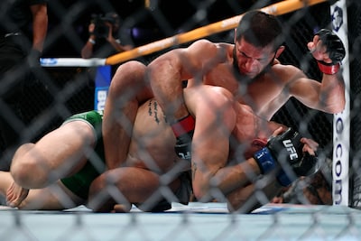 Islam Makhachev vecht historisch UFC-record uit de boeken met zwaarbevochten zege in titelpartij