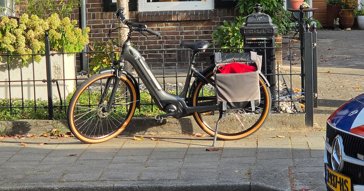 Fietser gewond na botsing met auto op rotonde in Bennekom