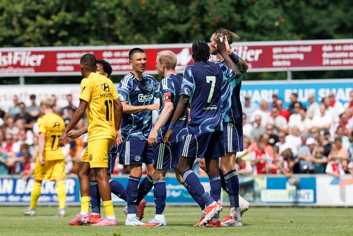 de-spelers-van-ajax-vieren-de-1-1-tegen-kv-mechelen