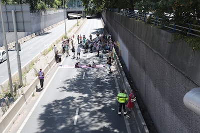 Klimaatdemonstranten Extinction Rebellion blokkeren A12, verkeer kan Den Haag niet uit