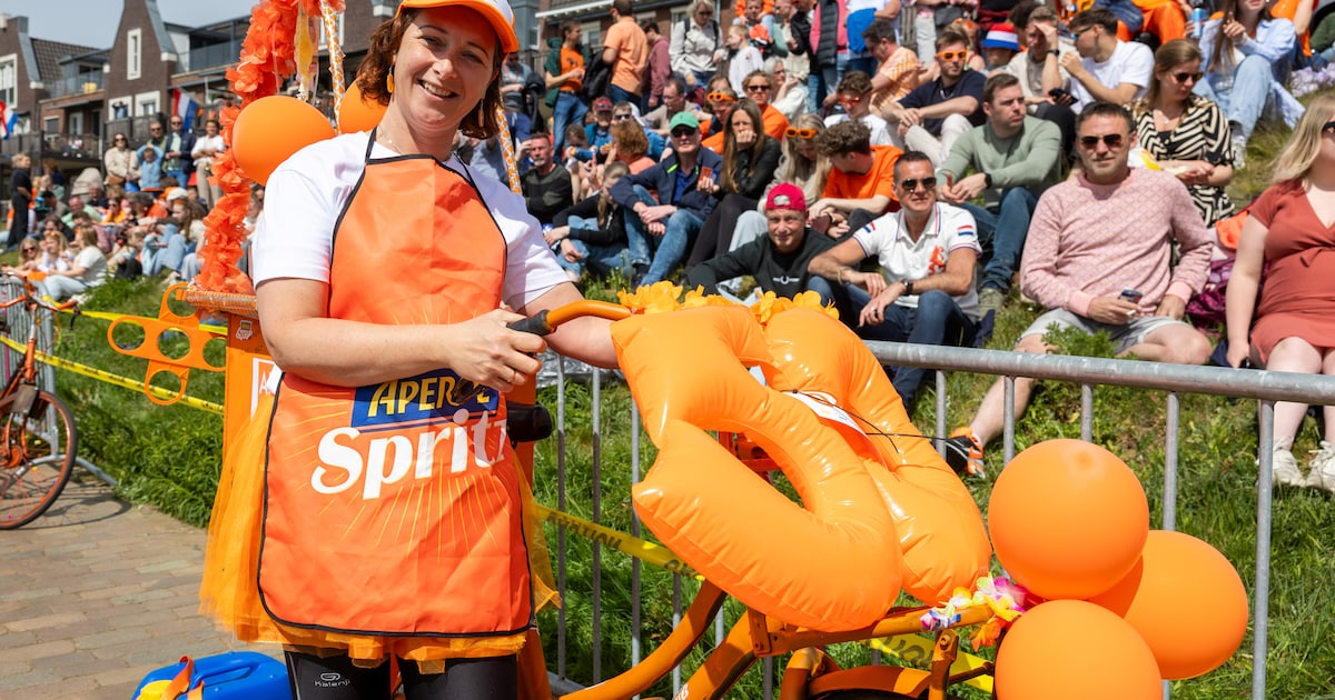 Natascha (50) kijkt vol bewondering naar Koningsdagspektakel in Ommen, nu moet ze er zelf aan gelove