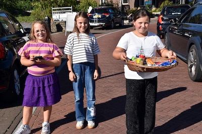 Afsluiting A27 legt verkeer rond Zaltbommel plat, drie meisjes verkopen frisdrank aan vaststaande au