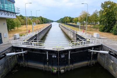 Marksluis bij Oosterhout gaat helemaal open om blauwalg in de Mark tegen te gaan