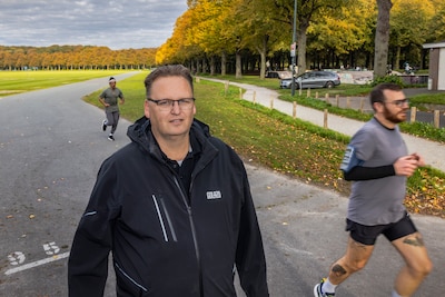 Rick (49) was al 130 keer vrijwilliger bij hardloopevenementen: ‘De marathon wordt een feestje voor 