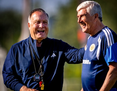 Dick Advocaat verlengt na historische WK-deelname als bondscoach van Curaçao
