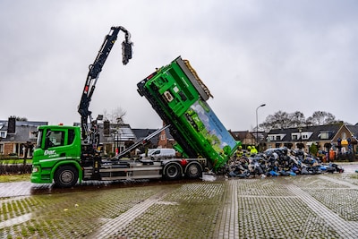 Inhoud van vuilniswagen op straat gedumpt vanwege brand in Deest