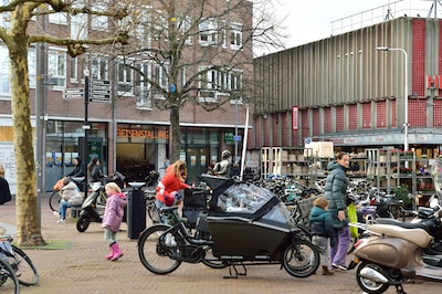 Ondanks nieuwe stalling worden fietsen nog stééds lukraak geparkeerd: ‘Mensen volgen hun eigen logic