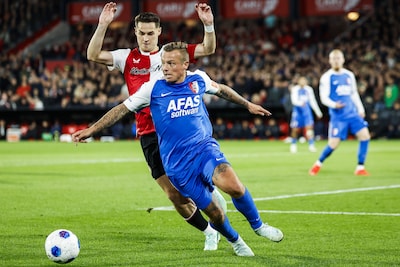 Cruciale VAR-ingreep: penalty AZ na lange check teruggedraaid in topper tegen Feyenoord