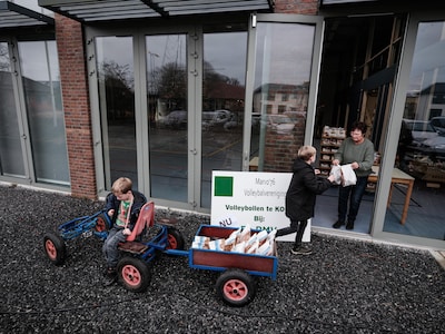 Bijna 3.000 ‘volleybollen’ via huis aan huisverkoop verkocht: ‘Het krentendeeg knoeiden we vroeger o