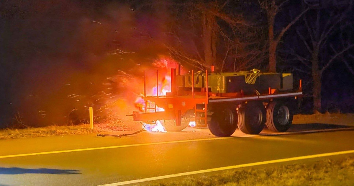 Aanhanger van kraanwagen vliegt in brand op A50 bij Heerde: afrit dicht