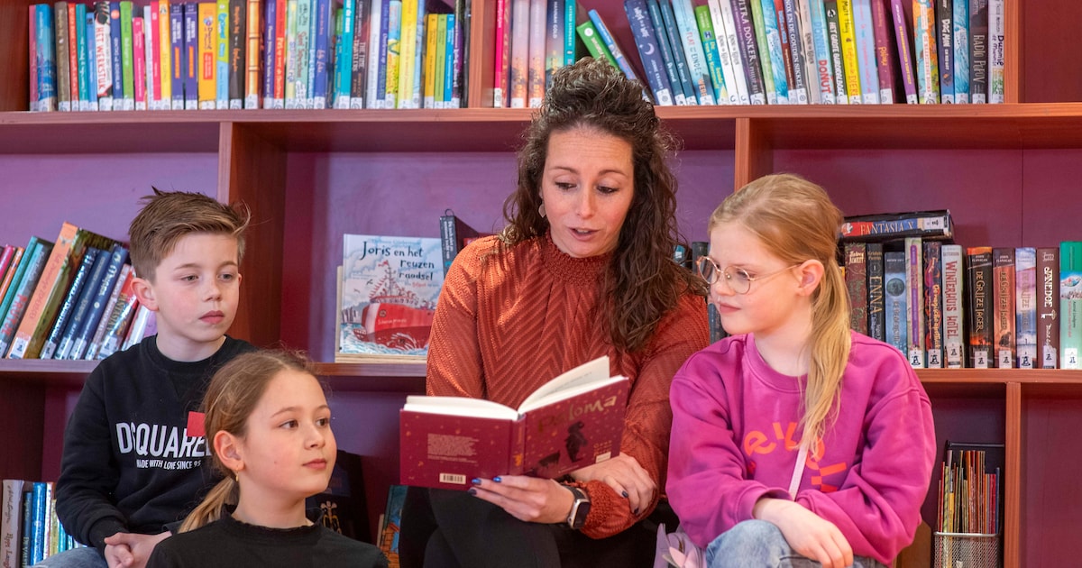 Kinderen luisteren naar kerstverhalen bij voorleesmiddag in bibliotheek Strijen