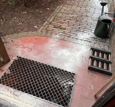 Man strooit midden in de nacht poederig goedje bij woning, camera legt zijn daad vast