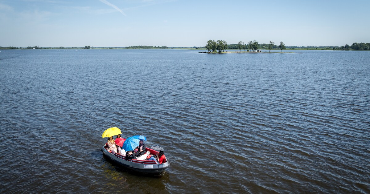 Giethoorn ligt er verlaten bij: een enkeling durft met een bootje het water op