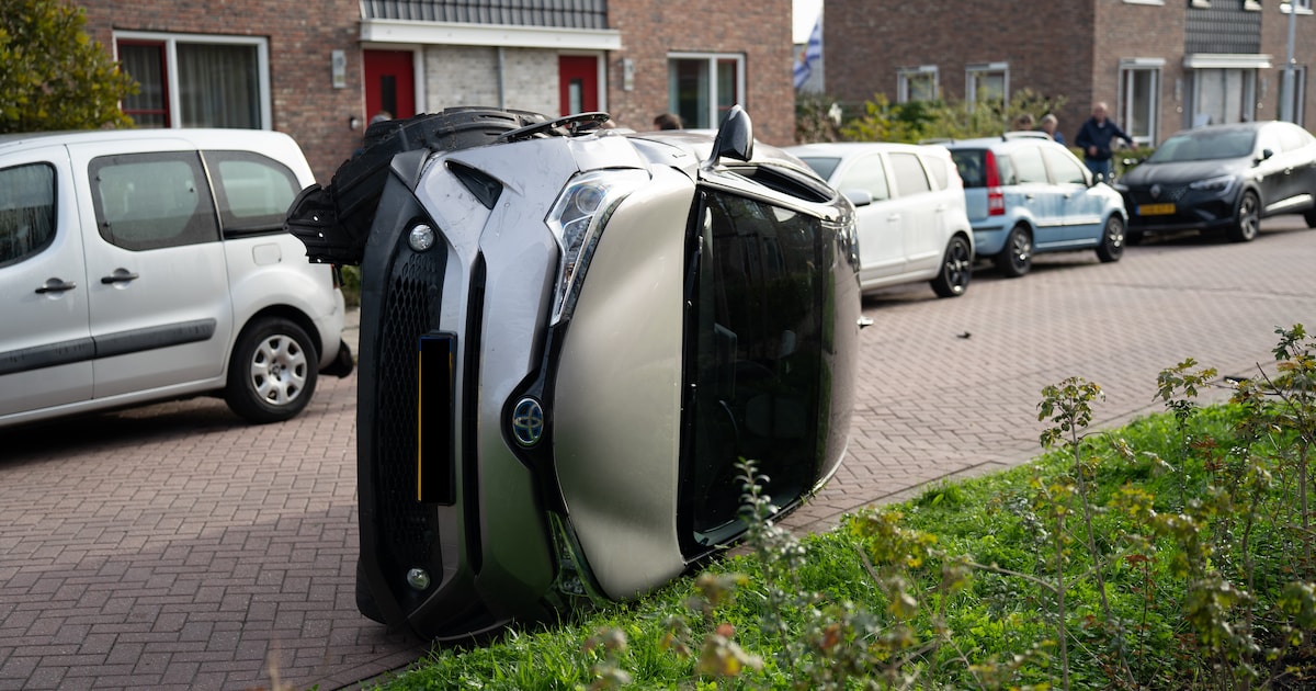 Auto belandt op zijkant na aanrijding bij parkeerplaats in Bruinisse