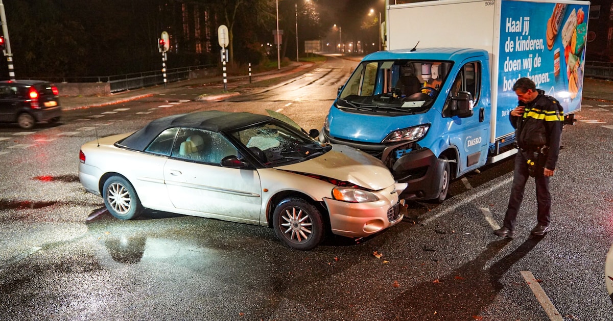 Auto en busje eindigen midden op kruispunt in Zutphen tegen elkaar
