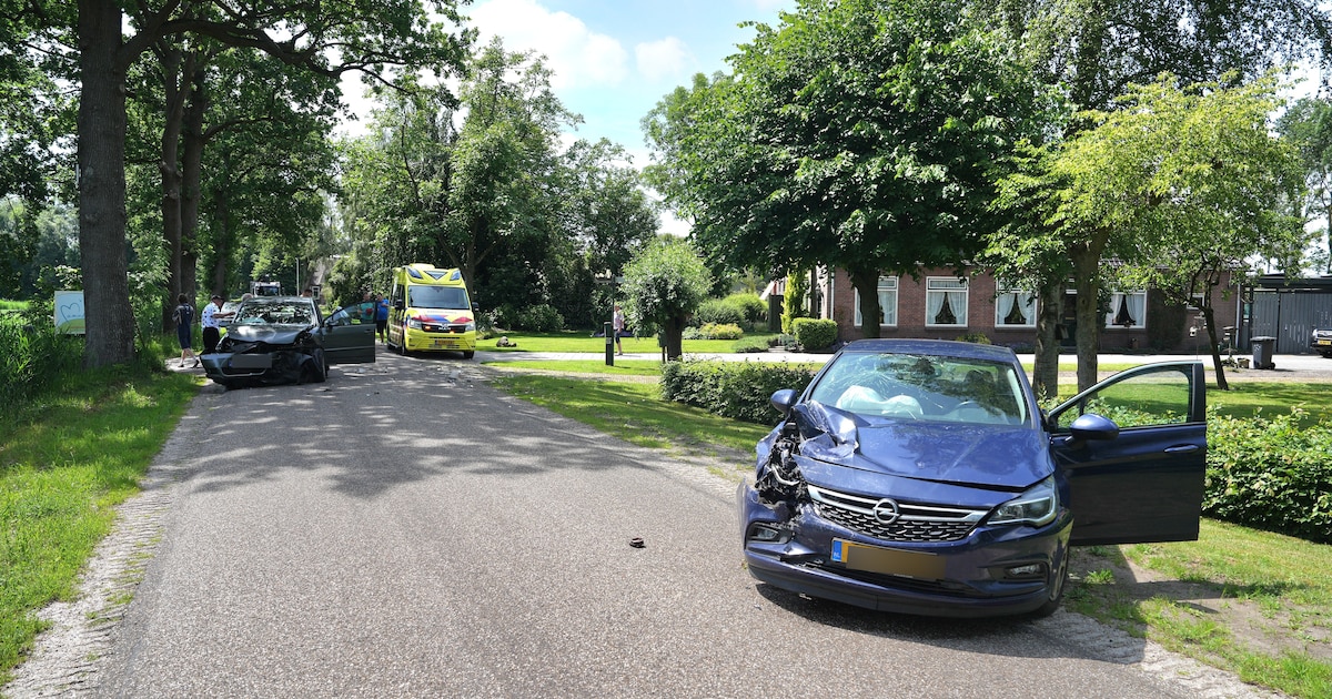 Aanrijding tussen twee auto's op de Veendijk in Havelte