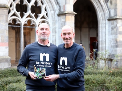 Deze Utrechtse tweeling bouwde een miniatuur-Domplein met geheim interieur (en je kunt het kopen)