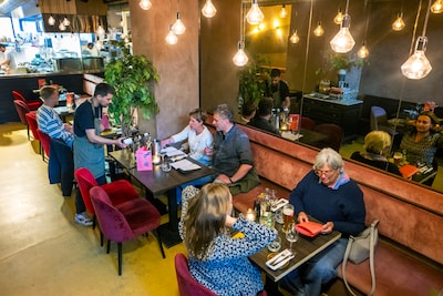 Een bezoek aan dit all-you-can-eatrestaurant begint al leuk en de gerechten zitten prima in elkaar