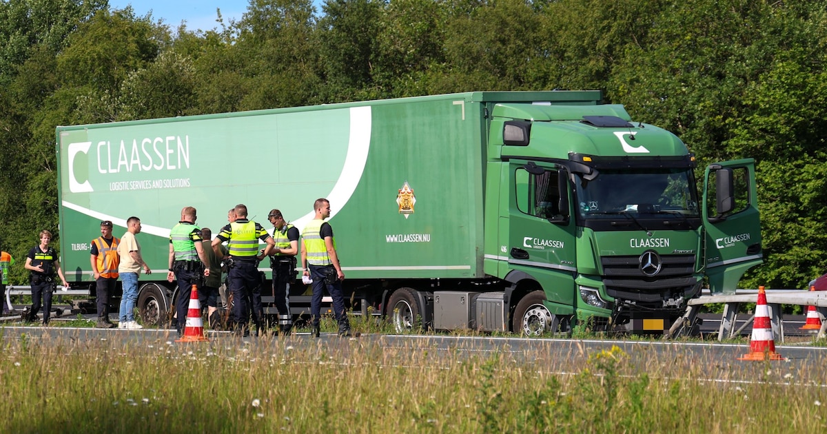 Vrachtwagen botst met vangrail aan A28 bij Hooghalen