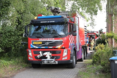 Brand in opslagschuur in buitengebied van Bergen op Zoom, meerdere bluswagens ingezet