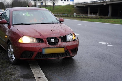Auto vliegt uit de bocht op A28 bij Zwolle