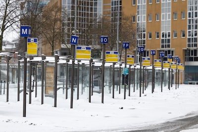 2026-01-09-09-54-57-groningen-busvervoer-in-het-noorden-van-het-land-ligt-grotendeels-stil-door-sneeuwval-er-geldt-code-oranje-in-friesland-groningen-en-drenthe-en-de-waddeneilanden-om-sneeuw-en-harde-wind-door-de-harde-wind-wordt-sneeuw-weggeblazen-en-kunnen-sneeuwbanken-ontstaan-wouter-de-wilde-anp