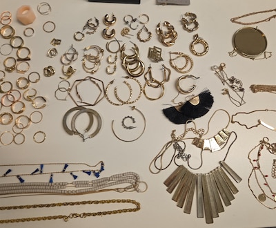 Zak sieraden gevonden in speeltuin Kamelenspoor, politie op zoek naar de eigenaar