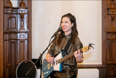 Lotte Velvet treedt op in Museum Jan Cunen in Oss
