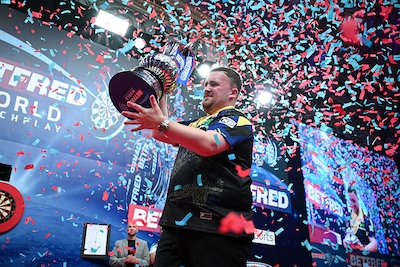 Luke Littler wint World Matchplay opnieuw: veel te sterk voor Gerwyn Price in finale