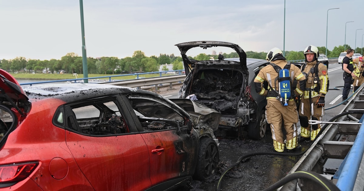 Auto's branden uit na kop-staartbotsing op N408 bij Nieuwegein