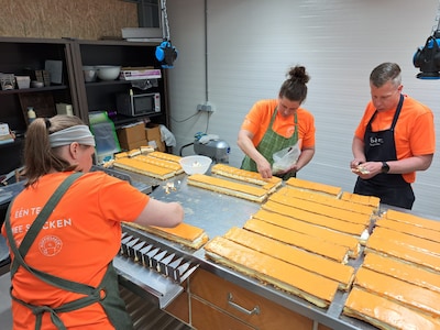 Meta, Dennis en Barbara bakken honderden tompoucen in het holst van de nacht (video)