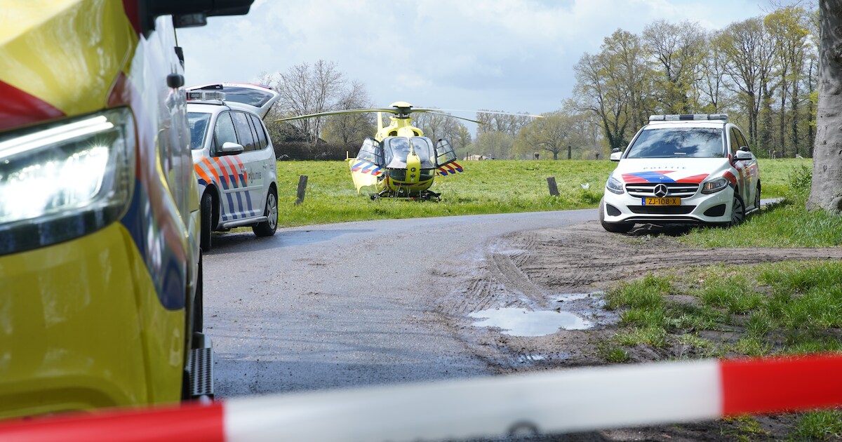 Paard trapt vrouw bij manege in Empe, slachtoffer met helikopter naar ziekenhuis | Apeldoorn