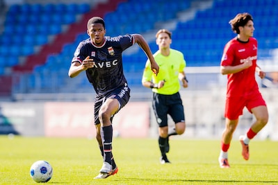 Manchester United-huurling Obi (18) laat zich zien en maakt twee goals in oefenpot Willem II