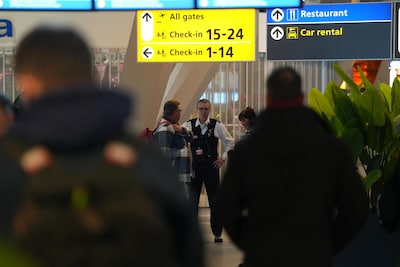 Eindhoven Airport zet gestrande reizigers op straat: ‘Dit kan toch niet? Dit is een noodsituatie’