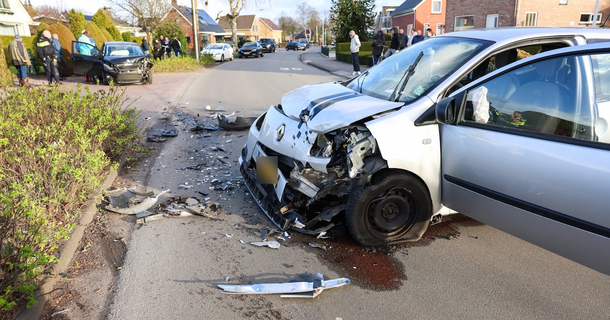 Frontale botsing op de Reitsmastrjitte in Harkema: twee gewonden