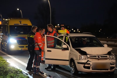 Auto botst tegen voorligger in file op Midden-Brabantweg bij Waalwijk, automobiliste raakt gewond