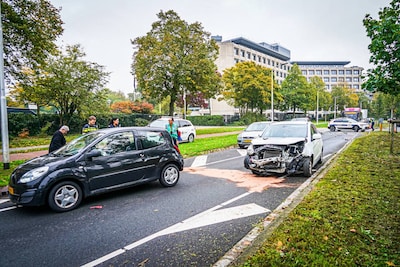 Olievlek en brokstukken op wegdek na botsing in Arnhem