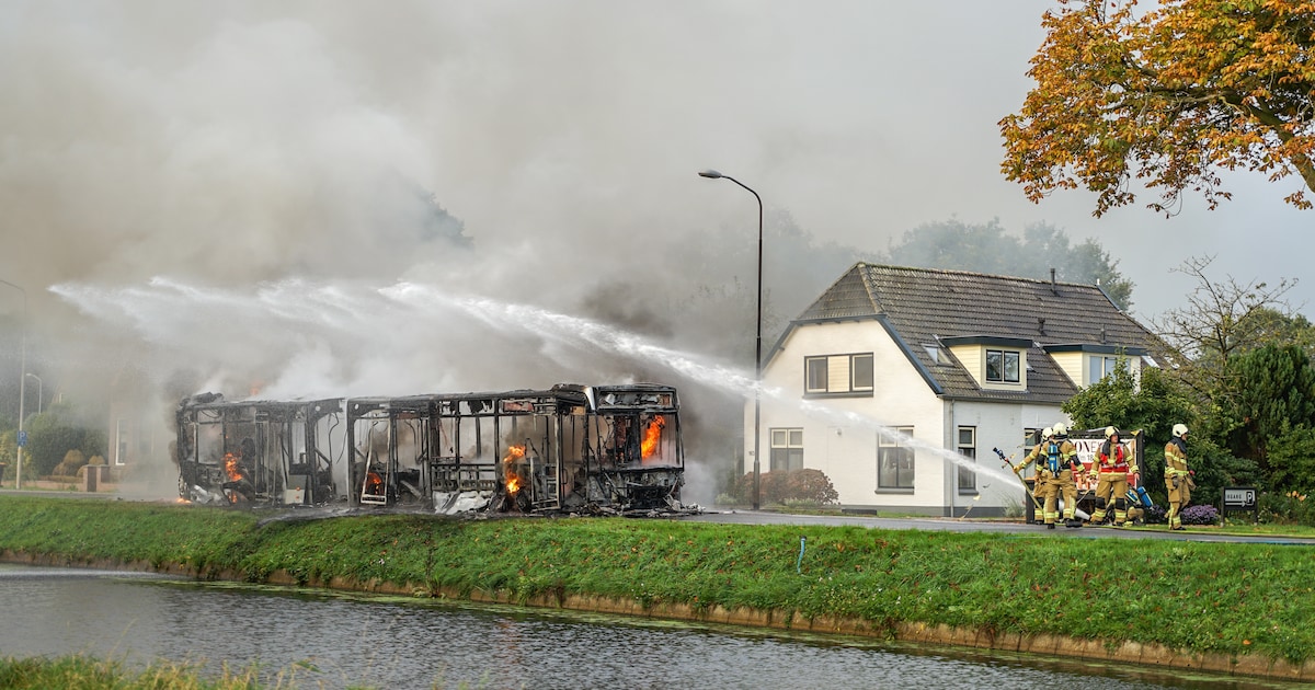 Lijnbus volledig in brand op N371 bij Smilde, passagiers op tijd naar buiten