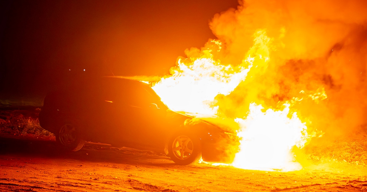 Auto brandt volledig uit op afgelegen parkeerplaats langs kanaal bij Macharen