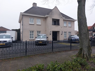 Justitie wil villa afpakken van autohandelaar die naar Dubai is uitgeweken