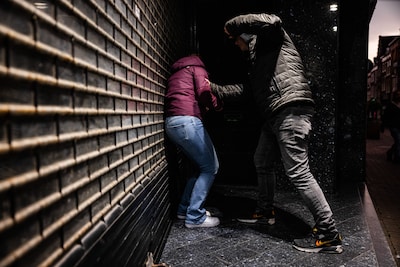 Man uit Elst (22) veroordeeld voor gewelddadige straatroof in Arnhem: ‘Steek hem, steek hem’