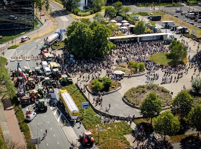 Enkele trekkers rijden door blokkade bij provinciehuis Den Bosch, organisatie roept boeren op snelwegen te mijden