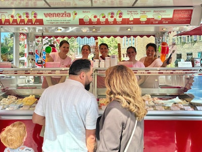 Sanne zoekt een zomerbaan: zo moeilijk is ijs scheppen bij Venezia aan de Oudegracht