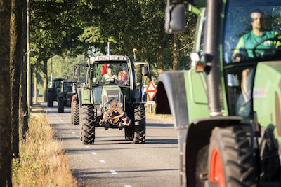 Tientallen tractoren op A59 richting Den Bosch, grote demonstratie tegen kabinet bij provinciehuis