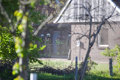 Brand in bijgebouw op erf aan Schiphorstdijk in Rossum